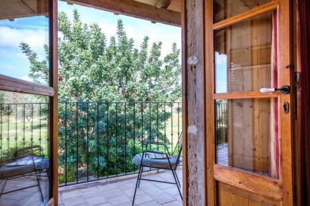 Balkontür in den Gasten mit Olivenbäumen